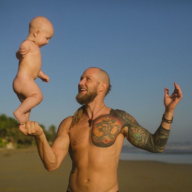 Bayi - 15 Gaya foto ayah dan anak balitanya ini bikin kagum sekaligus wasa-was. © 2016 brilio.net