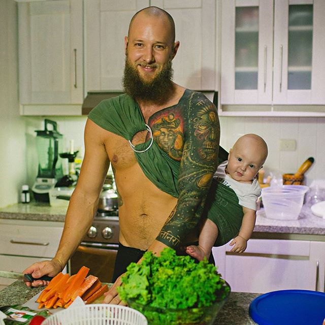 Bayi - 15 Gaya foto ayah dan anak balitanya ini bikin kagum sekaligus wasa-was. © 2016 brilio.net