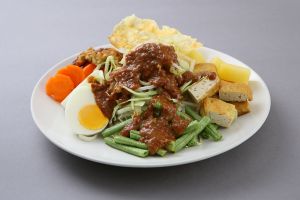 Selain pecel, 10 kuliner lezat ini juga menggunakan bumbu kacang, lho!
