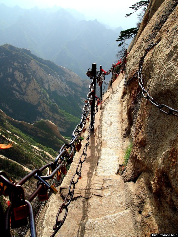 Huashan, gunung paling membahayakan di dunia yang dipadati pendaki