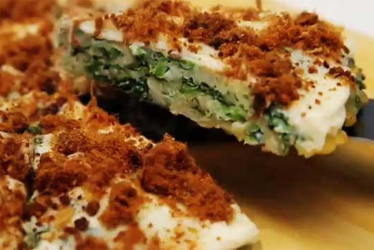 Mau martabak yang beda? Yuk, bikin martabak mi bayam saus mayones!