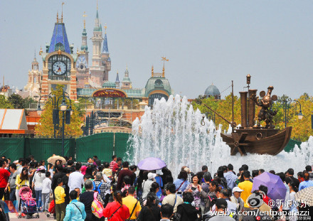 Disneyland tutup, tapi tingkah laku turisnya keterlaluan, bikin miris!