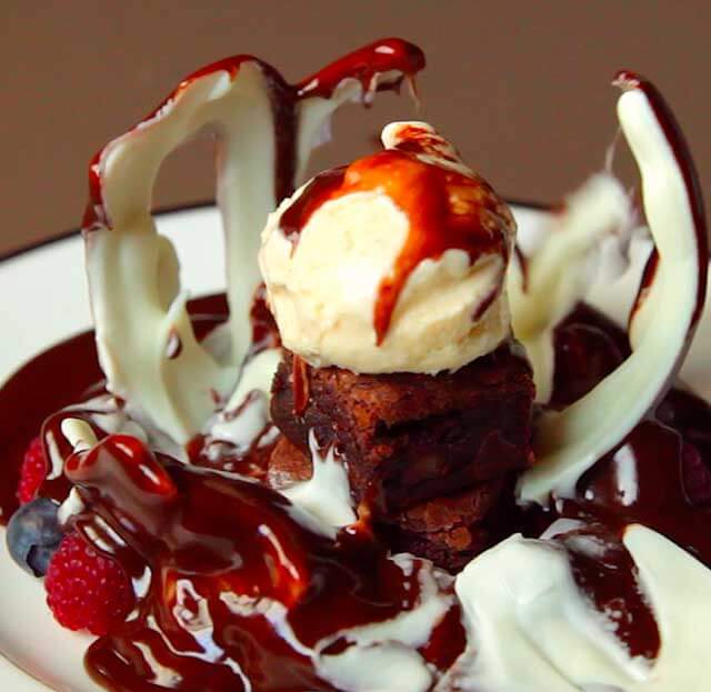 Es krim bola cokelat sundae lebih enak dibikin sendiri, ini resepnya