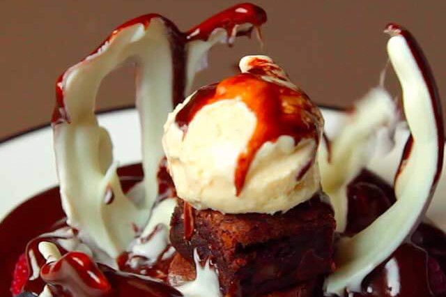 Es krim bola cokelat sundae lebih enak dibikin sendiri, ini resepnya