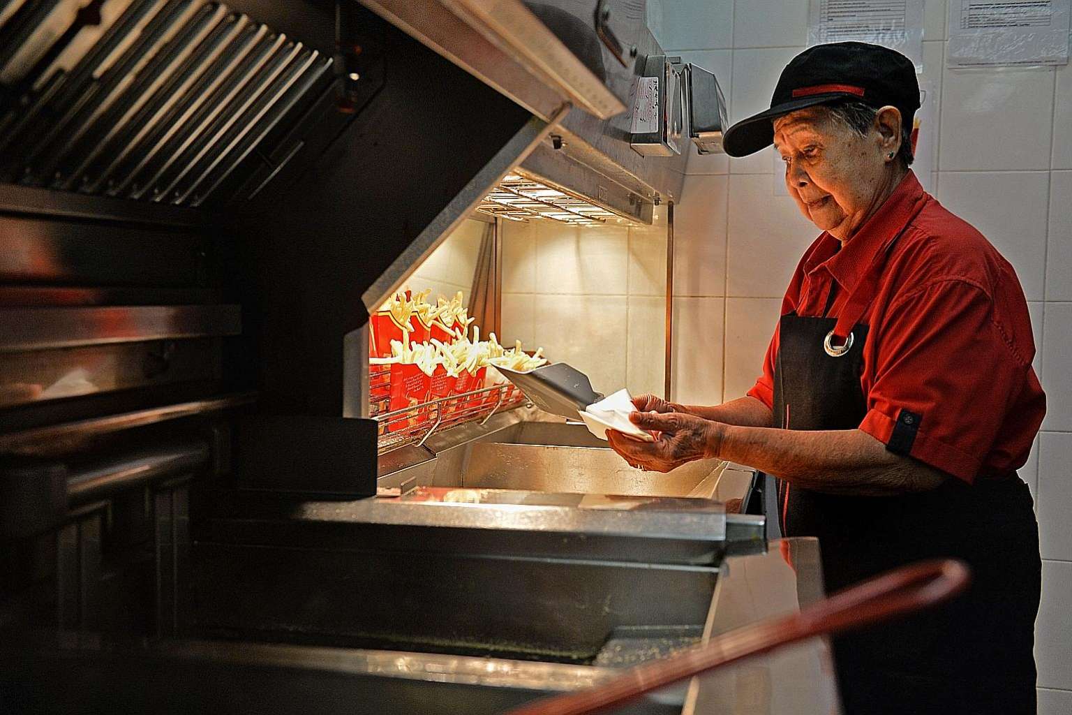 Usia 92 tahun, nenek ini masih semangat bekerja di restoran cepat saji