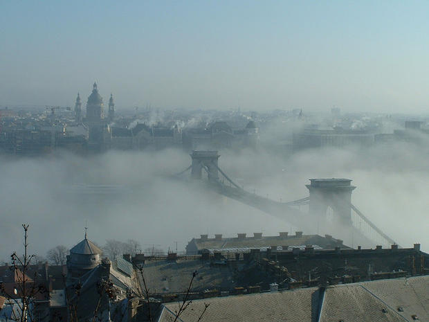 10 Foto kota berselimut kabut ini keren abis, bak negeri di atas awan!