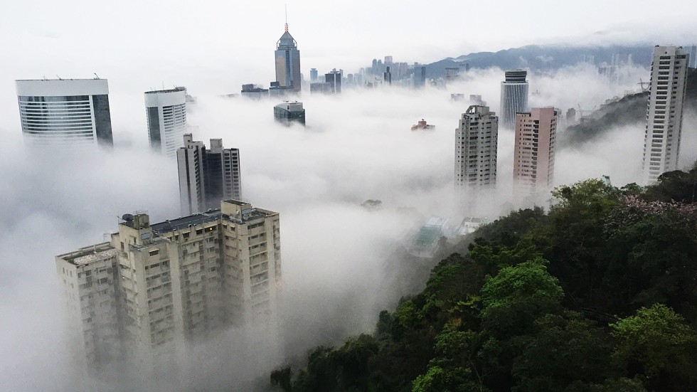 10 Foto kota berselimut kabut ini keren abis, bak negeri di atas awan!