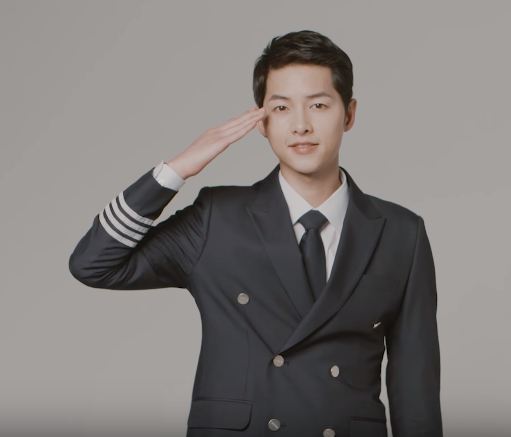 Gantengnya Song Joong Ki saat jadi tentara dan pilot, kamu pilih mana?