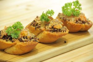 Liburan enaknya ngapain, ya? Bikin camilan Bruschetta aja, yuk!