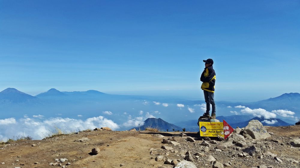 10 Puncak gunung di Indonesia ini indah banget, naik yuk!