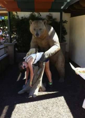 interaksi dengan patung lucu 1-21 © 2016 brilio.net