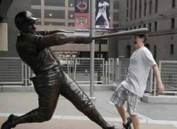 interaksi dengan patung lucu 1-21 © 2016 brilio.net