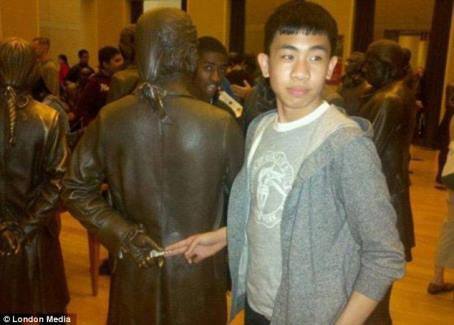 interaksi dengan patung lucu 1-21 © 2016 brilio.net