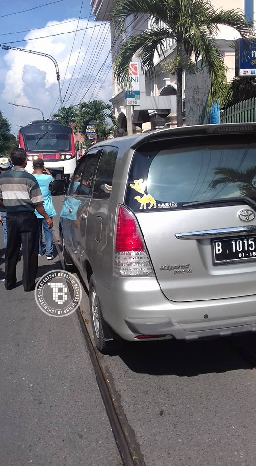 mobil parkir di rel kereta © 2016 brilio.net