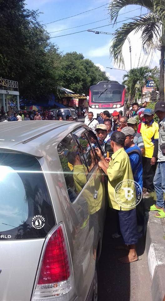 mobil parkir di rel kereta © 2016 brilio.net