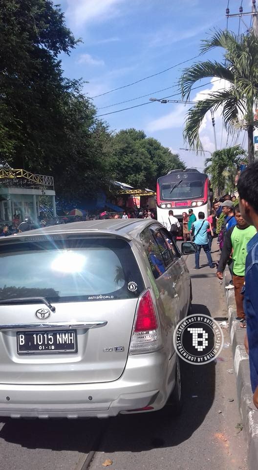 mobil parkir di rel kereta © 2016 brilio.net