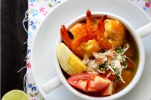 Nggak melulu digoreng, udang bisa kamu bikin soto lezat ini!