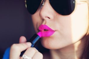 Warna lipstik pengaruhi tipe cowok idealmu, mau tahu? Ikuti kuis ini