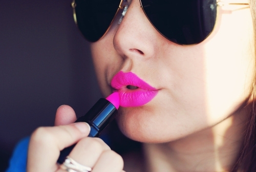 Warna lipstik pengaruhi tipe cowok idealmu, mau tahu? Ikuti kuis ini