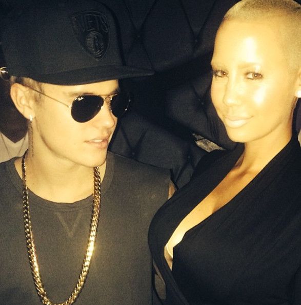 artis intip belahan dada  © 2016 brilio.net