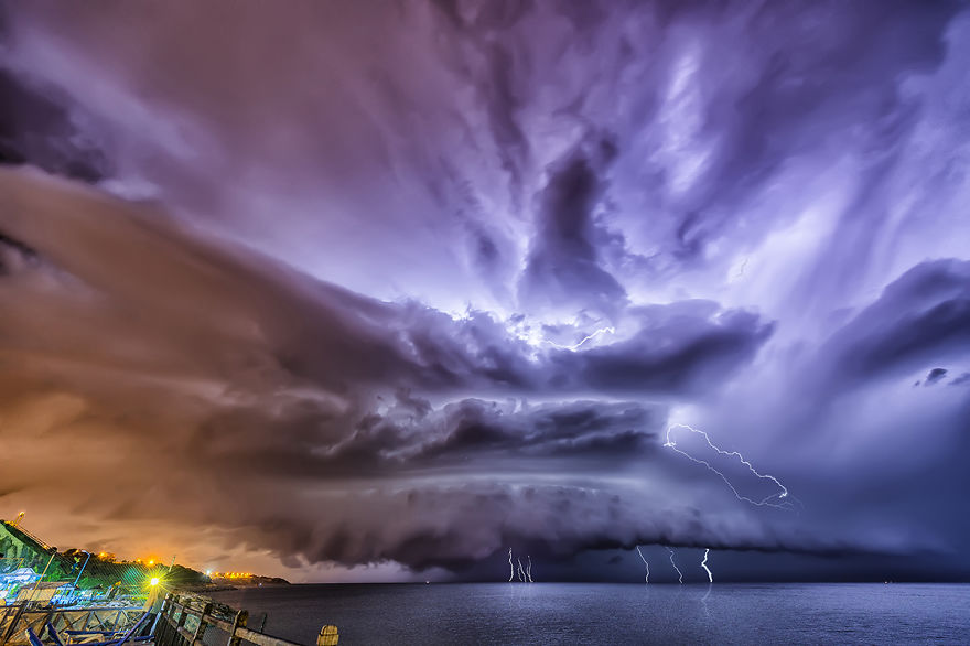 Fotografer ini bertaruh nyawa untuk foto badai, hasilnya luar biasa!