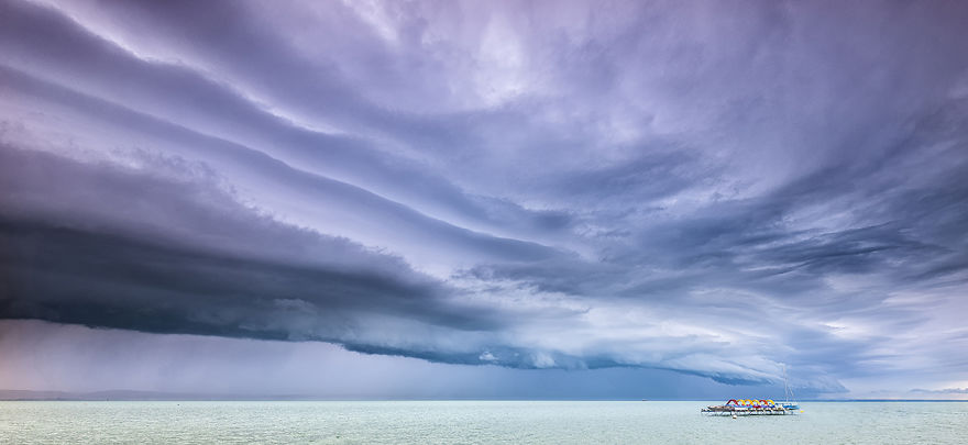 Fotografer ini bertaruh nyawa untuk foto badai, hasilnya luar biasa!