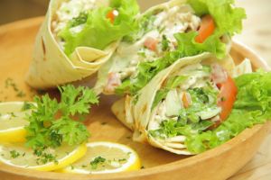 Suka sama tortila? Yuk bikin chicken tortilla wrap ala kamu sendiri