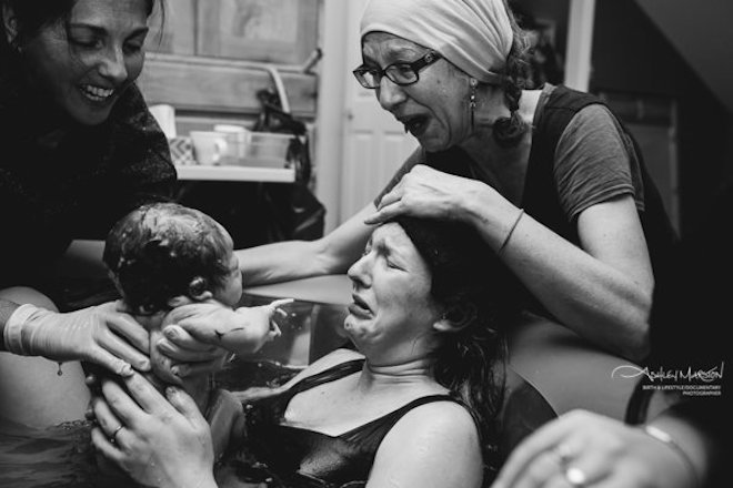 20 Foto seorang ibu membantu anak perempuannya melahirkan, bikin haru!