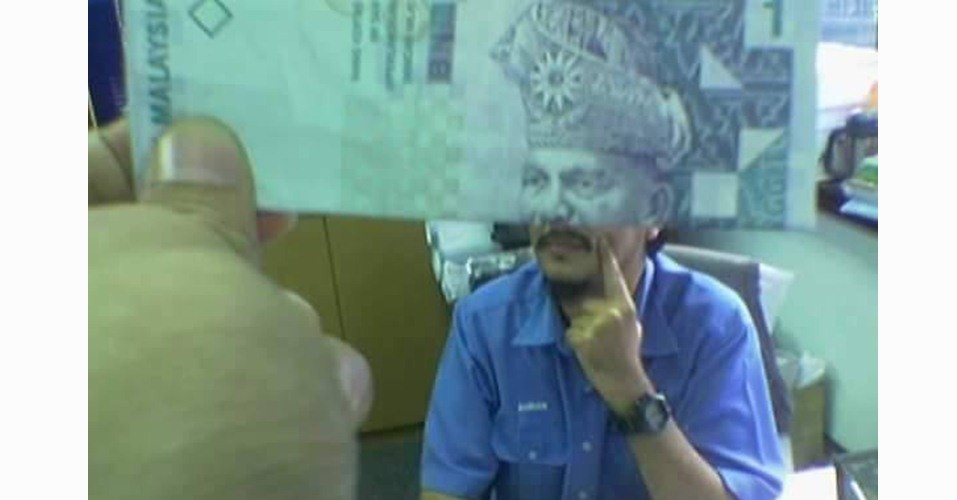 10 Foto kombinasi uang dan wajah orang ini lucu deh!