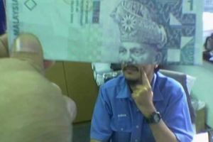 10 Foto kombinasi uang dan wajah orang ini lucu deh!