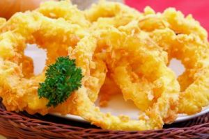 Bikin camilan onion ring ala kafe versi kamu yuk, ini resepnya! 