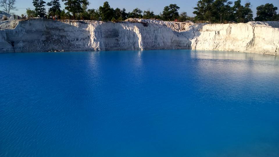 Danau Air Biru © 2016 brilio.net Danau Air Biru © 2016 brilio.net