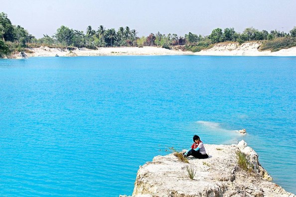 Danau Air Biru © 2016 brilio.net Danau Air Biru © 2016 brilio.net