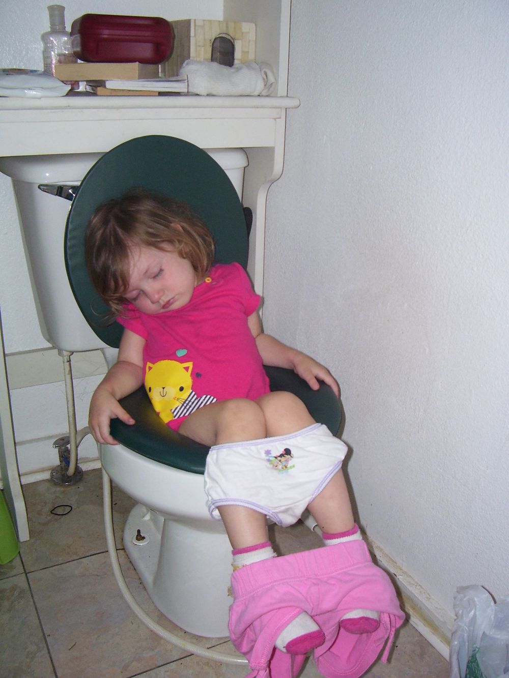 10 Pose Lucu Balita Ketiduran Saat Bab Di Toilet