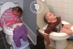 10 Pose lucu balita ketiduran saat BAB di toilet, duh ngantuk ya!