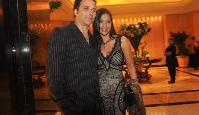 artis nyangkut bule  © 2016 brilio.net artis nyangkut bule  © 2016 brilio.net