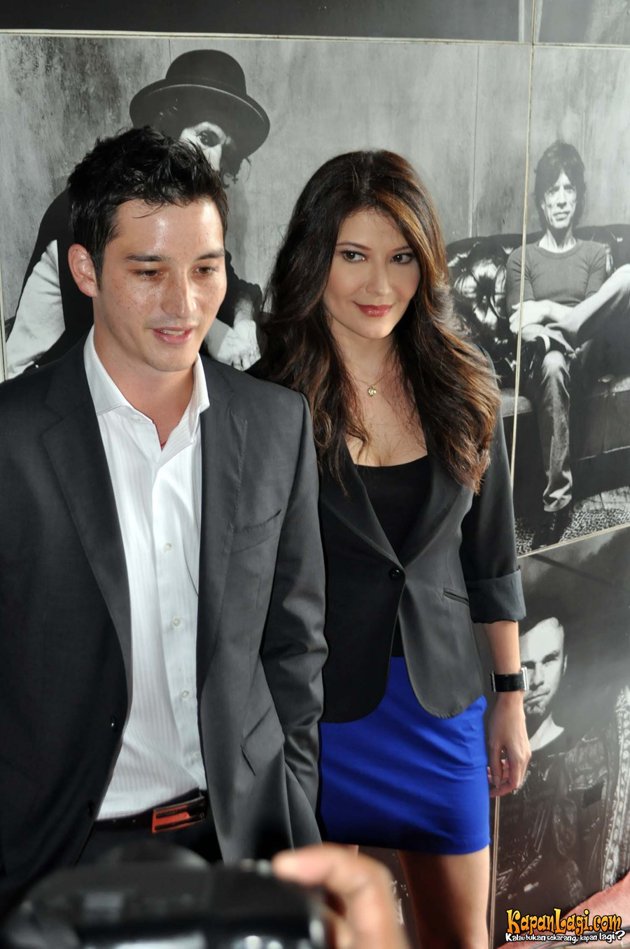 artis nyangkut bule  © 2016 brilio.net artis nyangkut bule  © 2016 brilio.net