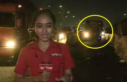 Fokus di depan kamera, reporter tvOne nyaris ditabrak bus, waduh!