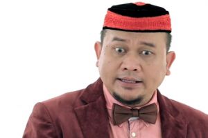 Bukti orang humoris itu pintar, 10 komedian ini ternyata sarjana lho!