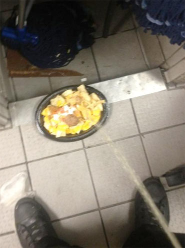 kelakuan jorok pegawai © 2016 brilio.net