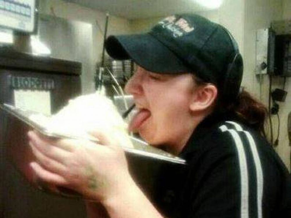 kelakuan jorok pegawai © 2016 brilio.net