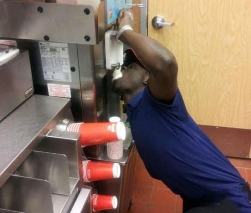 kelakuan jorok pegawai © 2016 brilio.net