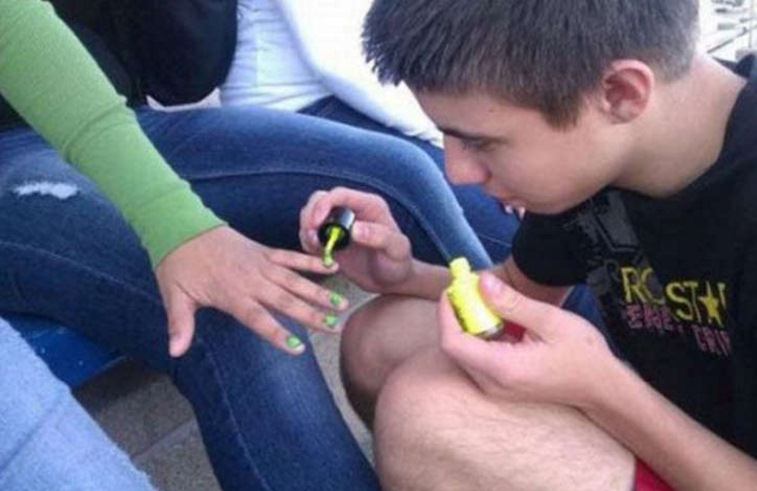 cowok gebet  © 2016 brilio.net