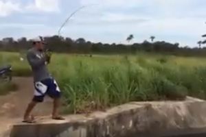 Orang memancing ini tak dapat ikan, justru sesuatu yang mengagetkan!