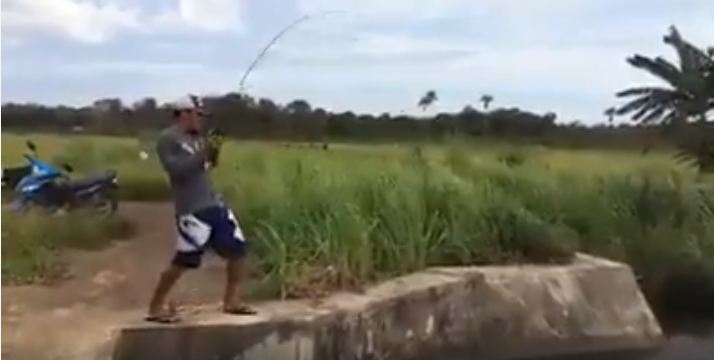 Orang memancing ini tak dapat ikan, justru sesuatu yang mengagetkan!