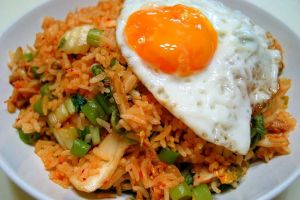 Suka K-Drama? Bikin nasi goreng kimchi ala Korea, yuk!