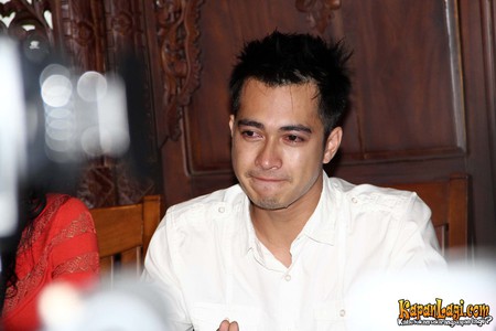 15 Ekspresi seleb Indonesia saat menangis, bikin haru. © 2016 brilio.net 15 Ekspresi seleb Indonesia saat menangis, bikin haru. © 2016 brilio.net