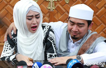 15 Ekspresi seleb Indonesia saat menangis, bikin haru. © 2016 brilio.net 15 Ekspresi seleb Indonesia saat menangis, bikin haru. © 2016 brilio.net