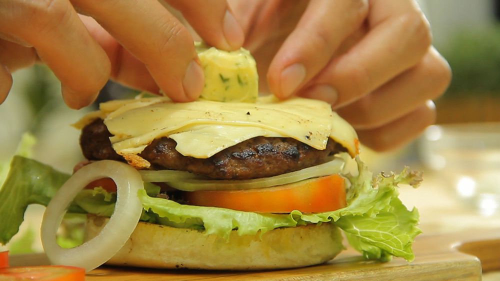 Bikin burger ala kamu sendiri pakai butter sauce,  dijamin sehat! 