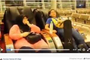 Ekspresi ibu cantik kegelian di kursi pijat ini bikin ketawa geli